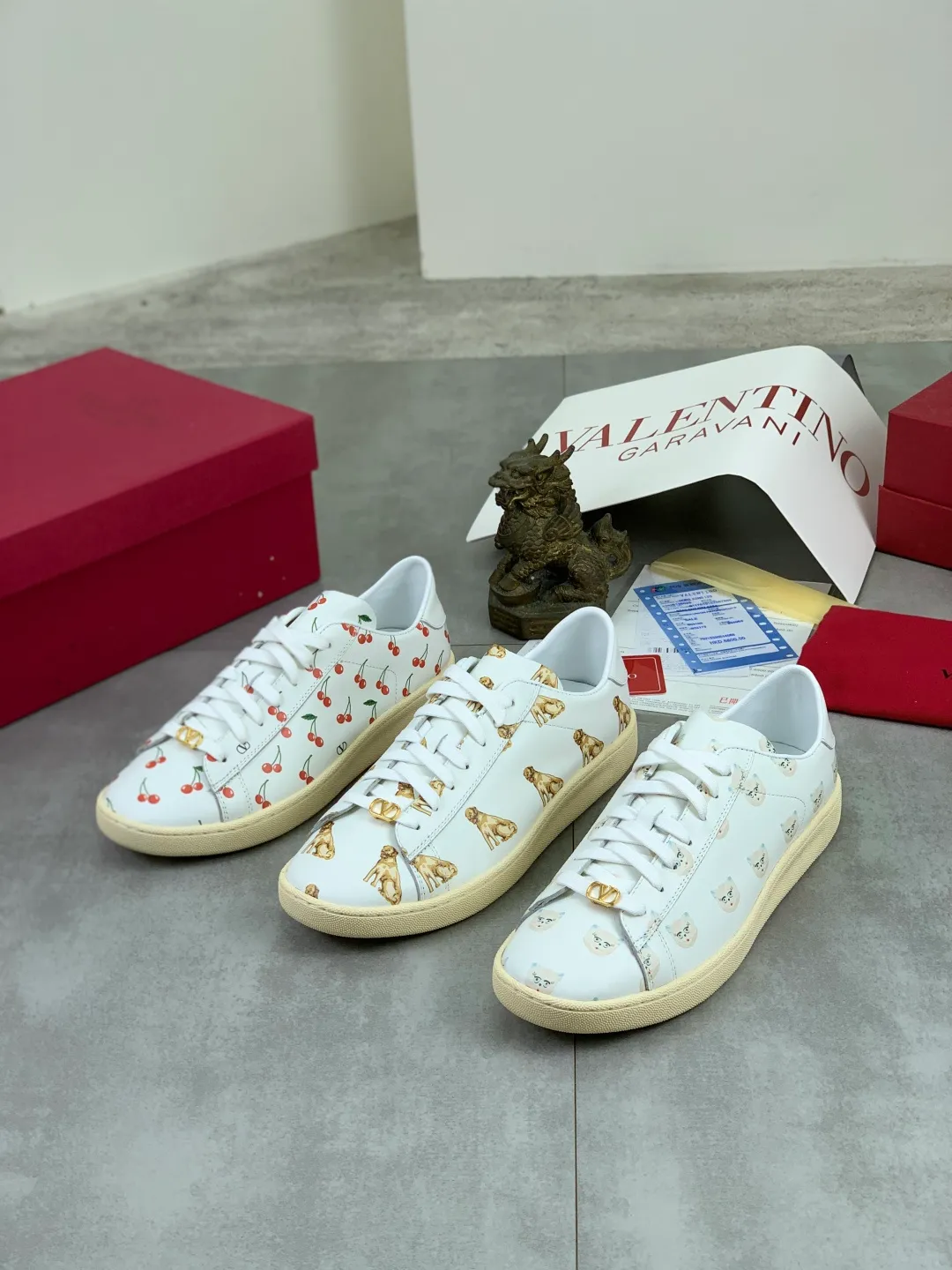 Men's men's shoes 💰P520 New style 💰 Top version Valentino Valentino 25/ Royco series Cherry 🍒Couple style Casual sneakers White shoes Original purchase and development Production Classic and timeless low-top sneakers outline a lazy silhouette, supplemented by low-key and restrained brand details, evolved into a must-have item in the wardrobe, comfortable and versatile!  ✔️Fabric: Original customized first-layer cowhide ✔️Inner lining: Imported breathable sheep lining ✔️Sole: Original molded anti-slip rubber material ✔️Size: 38-45